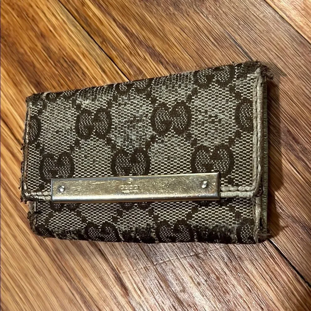 100% Authentic Gucci Brown Key Holder Monogram Style, Brown/Gold